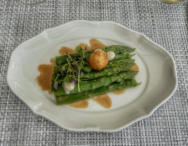 Asparagi con uovo di quaglia e maionese con noci 