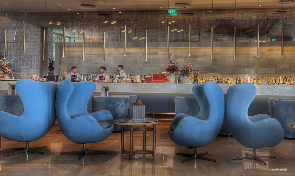 Lobby bar